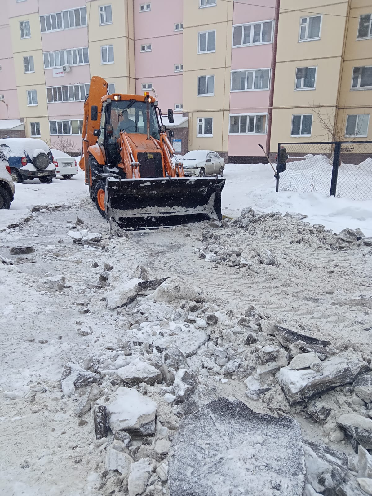 Механизированная уборка снега и наледи с вывозом по адресу улица Самарская  25 к.1, 27 к.2, пр-кт. Хо Ши Мина, д. 32, корп. 1